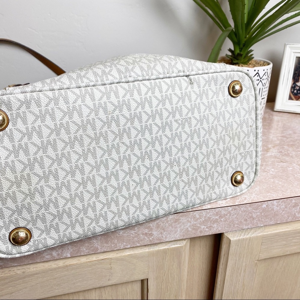 Michael Kors JET SET Vanilla Large Tote - Picture 14 of 14